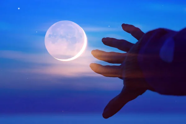 Женская Рука Звездным Небом Лунная Ночь Над Океанскими Водами — стоковое фото