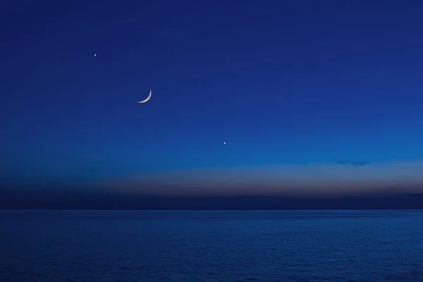 Luna Con Cielos Estrellados Planetas Sobre Horizonte Oceánico — Foto de Stock