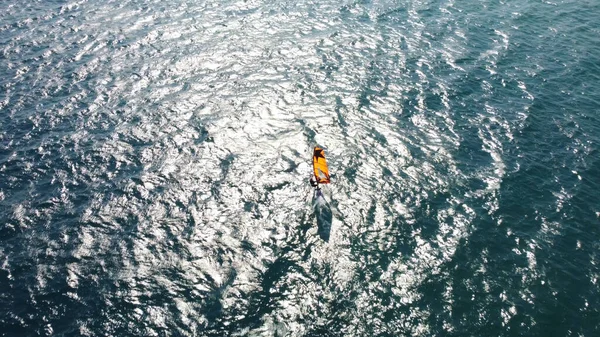 Vue Aérienne Par Drone Planchiste Profitant Des Vagues Bleues Océan — Photo