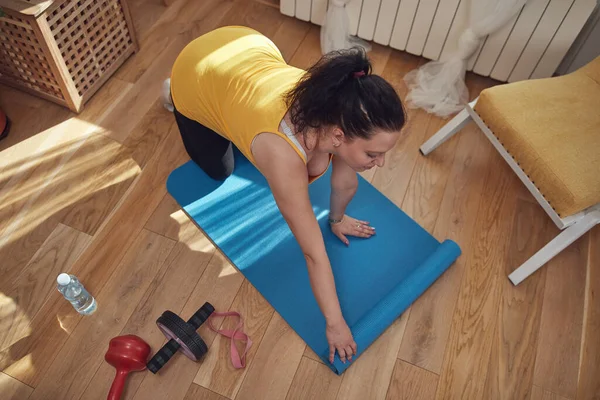 妇女在客厅里训练 在家里锻炼 — 图库照片
