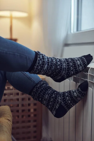 Женщина Нагревает Ноги Холодный Зимний День Энергетический Газовый Кризис Холодная — стоковое фото