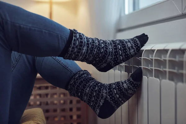 Mujer Calefacción Pies Frío Día Invierno Crisis Energía Gas Cámara —  Fotos de Stock