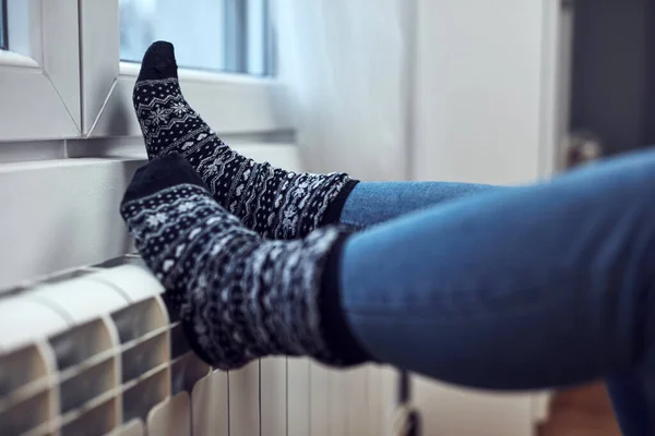 Mulher Pés Aquecimento Dia Frio Inverno Crise Energia Gás Sala — Fotografia de Stock