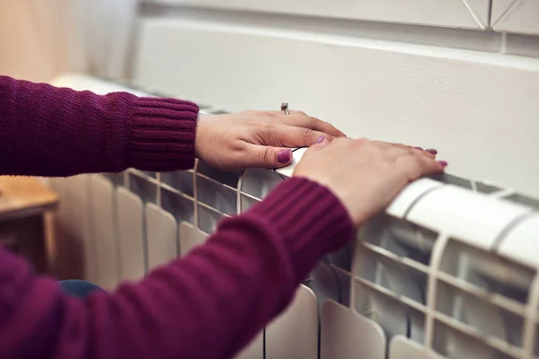 Vrouw Verwarming Een Koude Winterdag Energie Gas Crisis Koude Kamer — Stockfoto