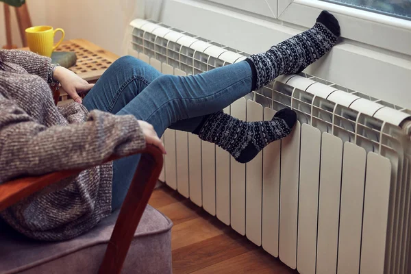Ženské Ohřívací Nohy Chladného Zimního Dne Energetická Plynová Krize Chladírna — Stock fotografie