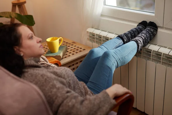 Ženské Ohřívací Nohy Chladného Zimního Dne Energetická Plynová Krize Chladírna — Stock fotografie