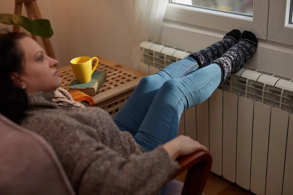 Женщина Нагревает Ноги Холодный Зимний День Энергетический Газовый Кризис Холодная — стоковое фото