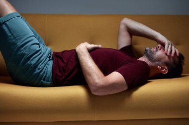 Mide ağrısı ve sindirim sorunları olan bir adam..