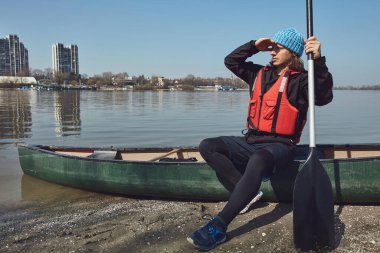 Kentsel alandaki Tuna nehrinde kanoyla kürek çeken bir adam, küçük bir eğlence kaçışı, hobiler ve açık hava sporları..