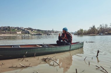 Kentsel alanda Tuna nehrinde bir kanoda kürek çeken bir adam, küçük bir eğlence kaçışı, hobiler ve açık hava sporları..