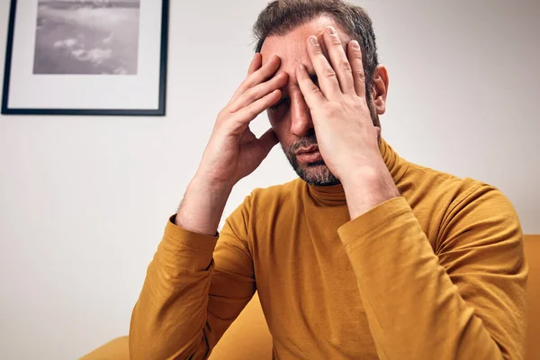 Mężczyzna Bólem Głowy Lękiem Depresją Smutkiem Domu — Zdjęcie stockowe