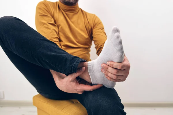 Homem Adulto Com Dor Nos Pés Luxação Dormência Cãibras Outros — Fotografia de Stock