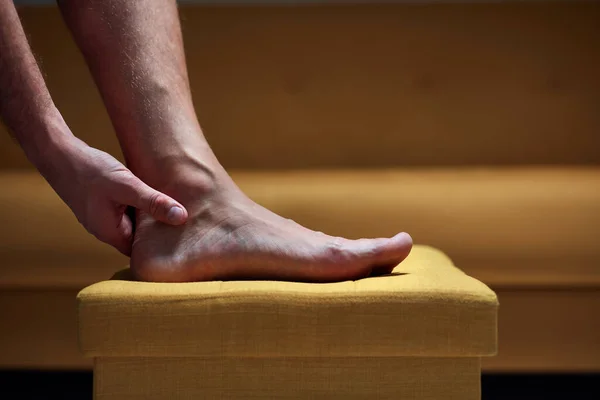 Dospělý Muž Bolestí Nohou Dislokací Necitlivostí Křečí Dalšími Problémy Kloubů — Stock fotografie
