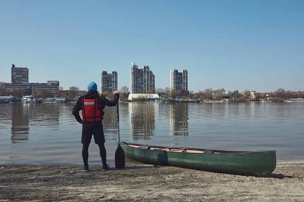 Uomo Pagaia Con Una Canoa Fiume Danubio Zona Urbana Piccola — Foto Stock