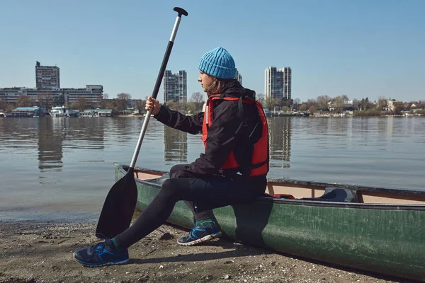 Uomo Pagaia Con Una Canoa Fiume Danubio Zona Urbana Piccola — Foto Stock