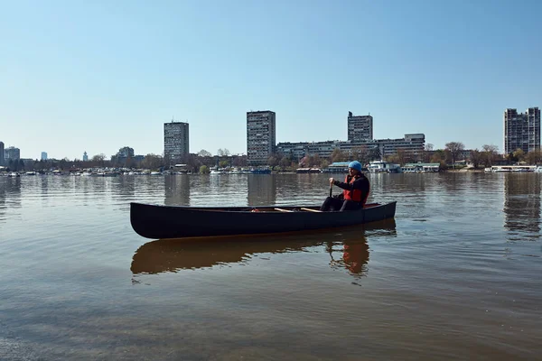 Человек Гребля Каноэ Реке Дунай Городской Местности Небольшой Отдых Побег — стоковое фото