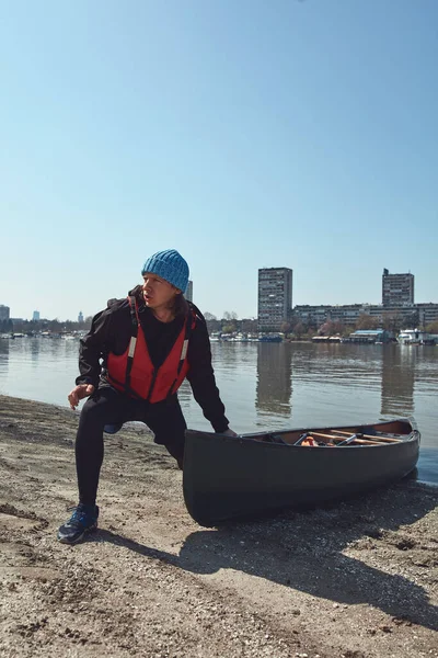 Uomo Pagaia Con Una Canoa Fiume Danubio Zona Urbana Piccola — Foto Stock