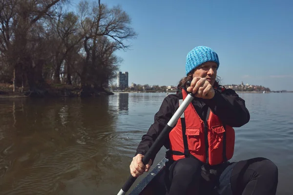 Uomo Remare Canoa Fiume Danubio Zona Urbana Piccola Fuga Ricreativa — Foto Stock