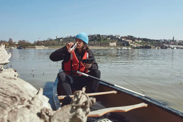 Ember Evez Egy Kenuban Duna Folyó Városi Területen Kis Szabadidős — Stock Fotó