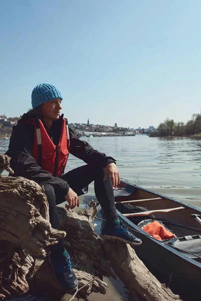 Ember Evez Egy Kenuban Duna Folyó Városi Területen Kis Szabadidős — Stock Fotó