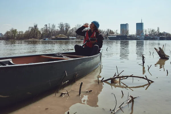 Man Paddling Canoe Danube River Urban Area Small Recreational Escape — Stock Photo, Image