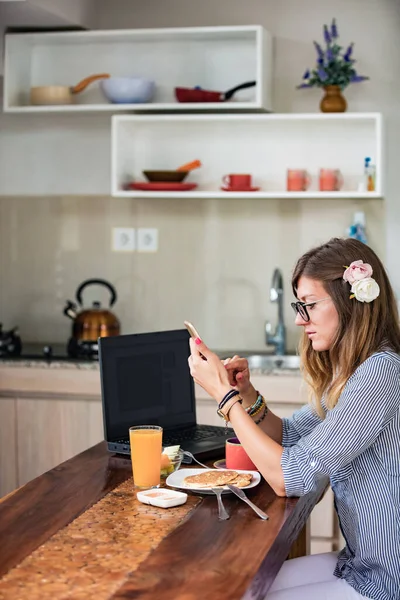 Mujer Joven Adulta Usando Teléfono Inteligente Portátil Trabajando Desde Concepto —  Fotos de Stock