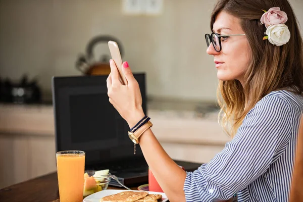 Jonge Volwassen Vrouw Met Smartphone Laptop Werken Vanuit Huis Concept — Stockfoto