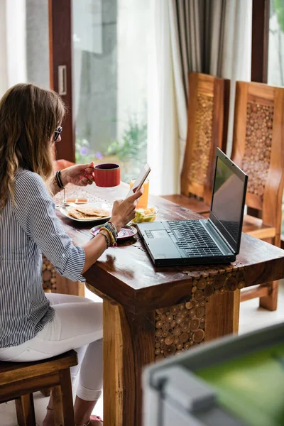 Giovane Donna Adulta Utilizzando Smartphone Laptop Lavorando Dal Concetto Casa — Foto Stock