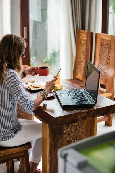 Jonge Volwassen Vrouw Met Smartphone Laptop Werken Vanuit Huis Concept — Stockfoto