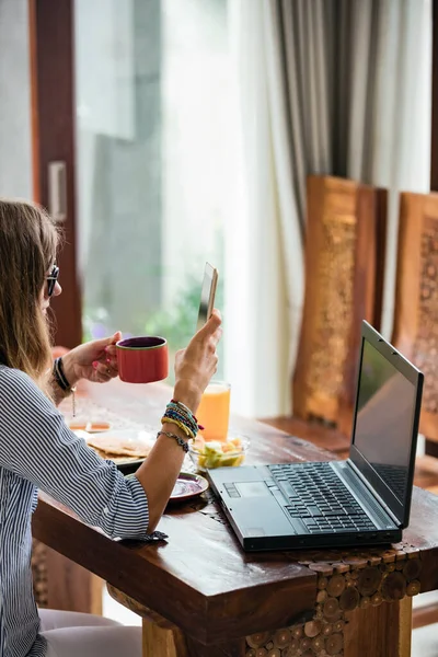 Jovem Mulher Adulta Usando Smartphone Laptop Trabalhando Partir Conceito Casa — Fotografia de Stock