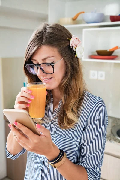 Jonge Volwassen Vrouw Met Smartphone Een Modern Huis — Stockfoto