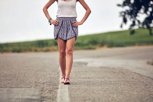 Giovane Donna Che Cammina Nel Mezzo Una Strada — Foto Stock