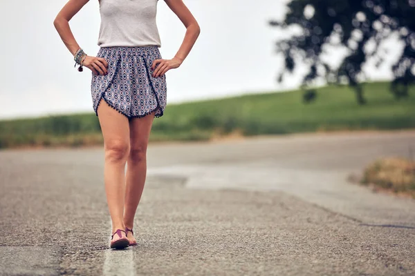 Giovane Donna Che Cammina Nel Mezzo Una Strada — Foto Stock