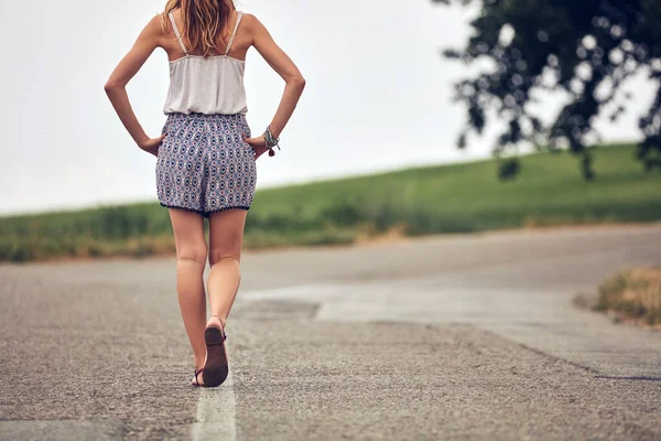 Giovane Donna Che Cammina Nel Mezzo Una Strada — Foto Stock