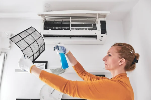 Limpieza Mujer Filtros Aire Acondicionado Unidad Interior Casa — Foto de Stock
