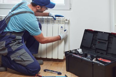Merkezi ısıtma teknisyeni ve tamirci ev radyatörü, gaz krizi ve mevsimsel sorunları tamir ediyor.
