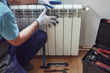 Merkezi ısıtma teknisyeni ve tamirci ev radyatörü, gaz krizi ve mevsimsel sorunları tamir ediyor.