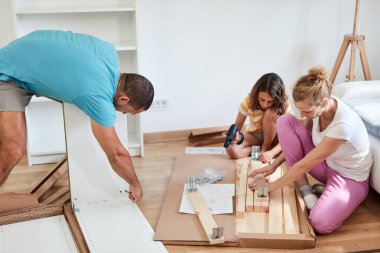 Anne, baba ve kız yeni bir eve taşınıyorlar..