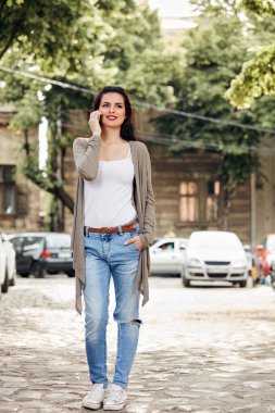 Sokakta akıllı telefon kullanan hoş bir bayan..