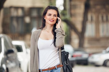 Sokakta akıllı telefon kullanan hoş bir bayan..