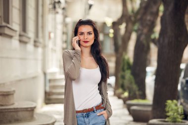 Sokakta akıllı telefon kullanan hoş bir bayan..