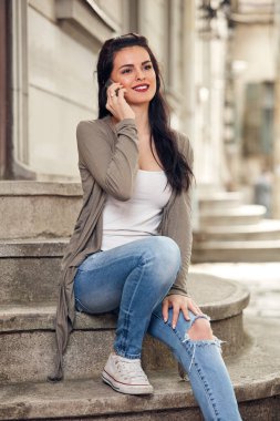 Sokakta akıllı telefon kullanan hoş bir bayan..