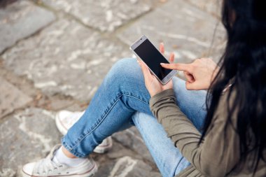 Sokakta akıllı telefon kullanan hoş bir bayan..