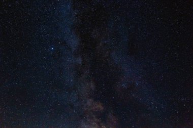 Samanyolu yıldızları ve takımyıldızları akşam gökyüzünde.