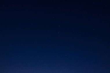 Samanyolu yıldızları ve takımyıldızları akşam gökyüzünde.