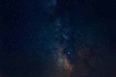 Samanyolu yıldızları ve takımyıldızları akşam gökyüzünde.