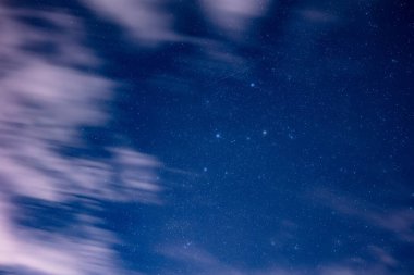 Samanyolu yıldızları ve takımyıldızları akşam gökyüzünde.