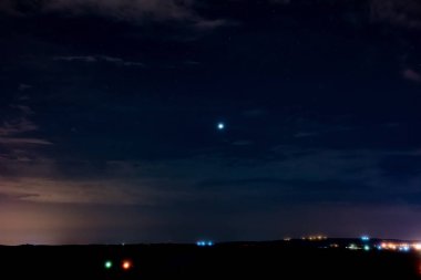 Kır manzaralı Samanyolu yıldızları.