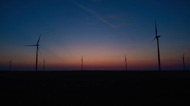 Yel değirmeni park ve türbinler yeşil elektrik üretmek için.