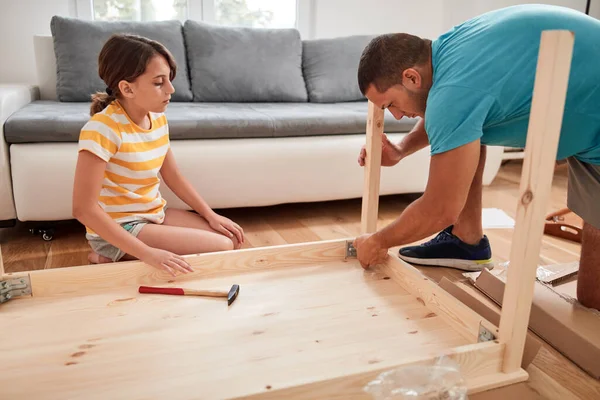 Padre Hija Montando Muebles Nuevos Mudarse Nuevo Hogar — Foto de Stock